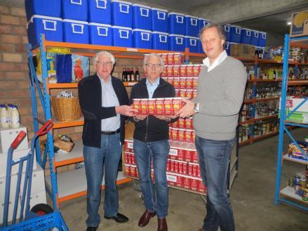 Kerk Vrijgemaakt Wezep en van de RK-kerk Hattemerbroek hebben geleid tot een grote hoeveelheid aan levensmiddelen, bestemd voor de klanten van de voedselbank.