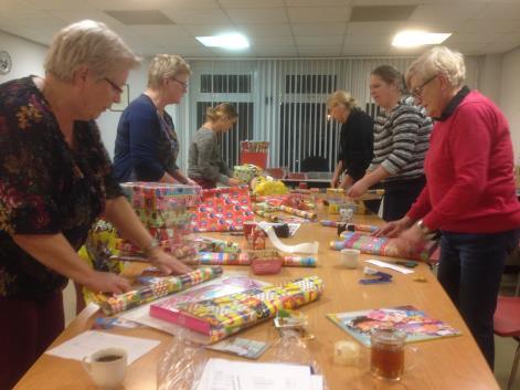 Inpakken Sinterklaascadeautjes Deze actie werd mogelijk gemaakt door de geschonken opbrengst van de Kinderkledingbeurs uit Oldebroek en een bijdrage van Stichting Armoedefonds.