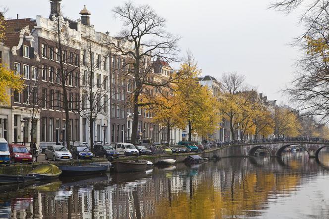 De Keizersgracht Floris Lok - 28 DECEMBER 2013, 13:46 - BRON: HET PAROOL Op vier plekken in Amsterdam zijn de kademuren zo slecht onderhouden dat instorting dreigt.