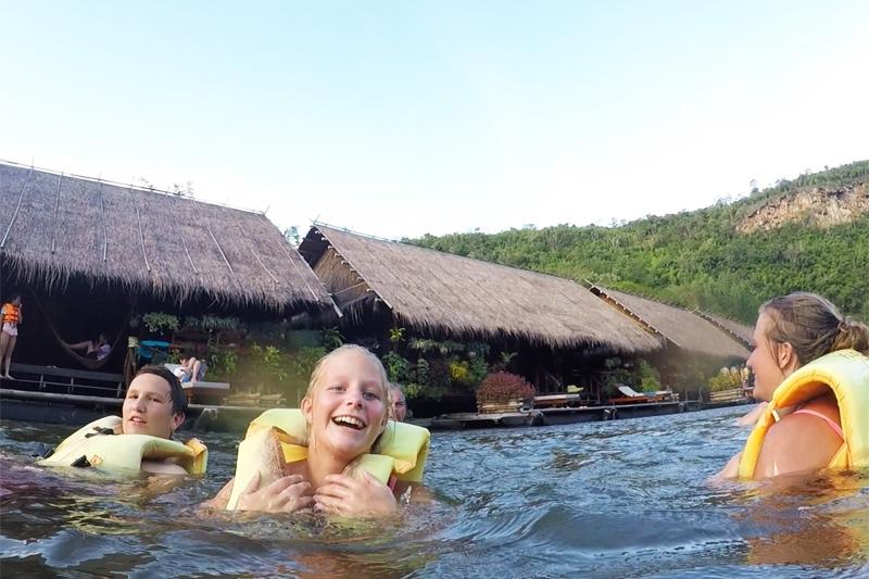 Dag 5: Bangkok Drijvende Markt Kanchanaburi River Kwai Vandaag reizen we eerst naar de kleurrijke drijvende markt van Damnoen Saduak.