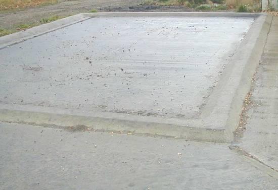 Fig. 16 & 17: Afzonderlijke vul- en spoelplaats waarbij de gecontamineerde vloeistoffen via een goot in de beton (links) of afvoerrooster (rechts) naar het biozuiveringssysteem worden geleid (Bron: