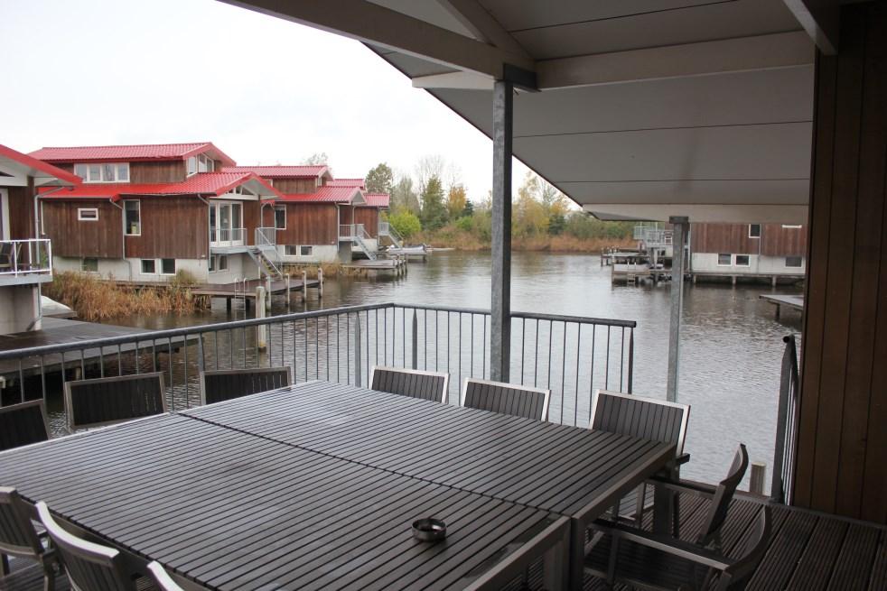 T e r r a s Terras Deze woning is uitgevoerd met een terras aan de zuid-westzijde. Het terras is via een schuifpui vanuit de woonkamer bereikbaar.