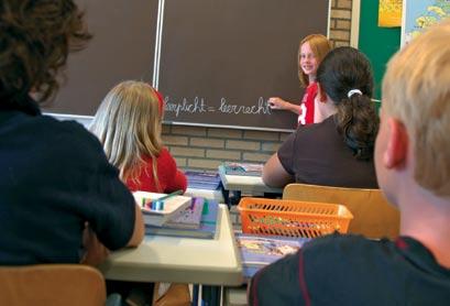 03 Iedereen naar school Onderwijs is belangrijk om in de maatschappij goed mee te komen. Met een goede opleiding en een diploma op zak sta je sterker.