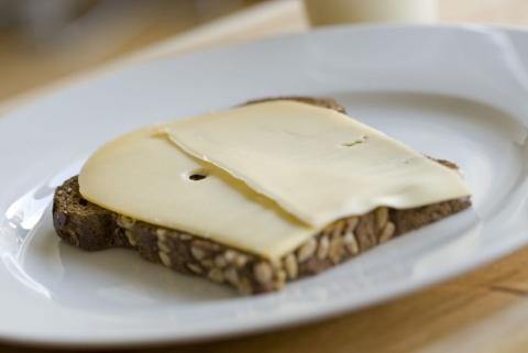 Bronnen van zout De belangrijkste bronnen van zout in de Nederlandse voeding zijn brood, vleesproducten en kaas.