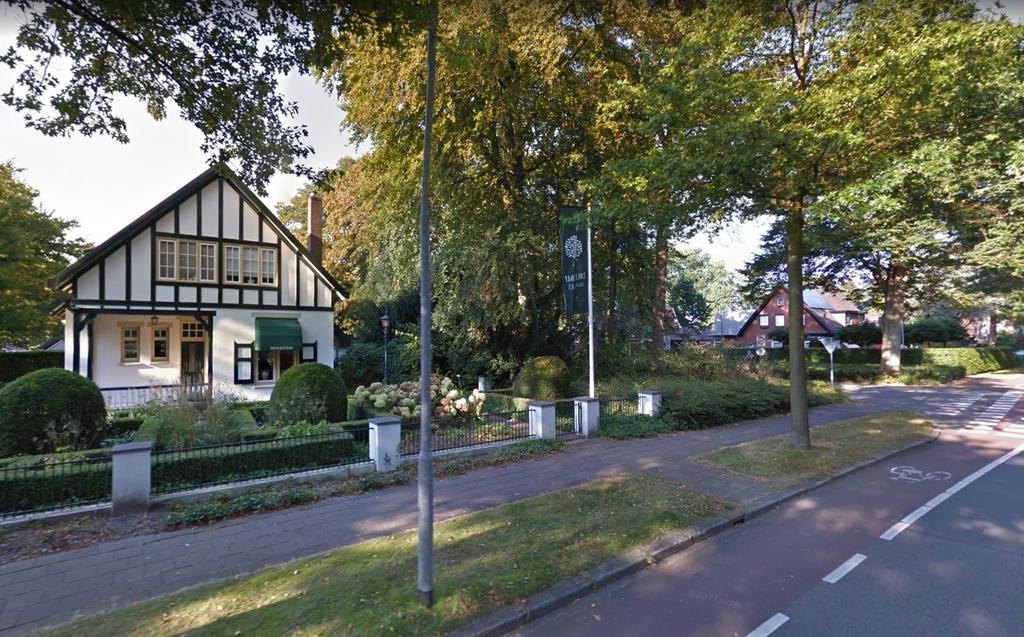 dorp en Veluwe. Kwaliteiten zijn het mooie stationsgebouw, de ligging aan de groene F.A.