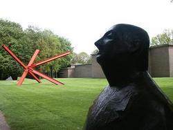 In het park ligt ook het beroemde Jachtshuis Sint Hubertus en het Kröller Müller museum. Verder beschikt het park over een mooi bezoekerscentrum en een museum onder de grond (het museonder).