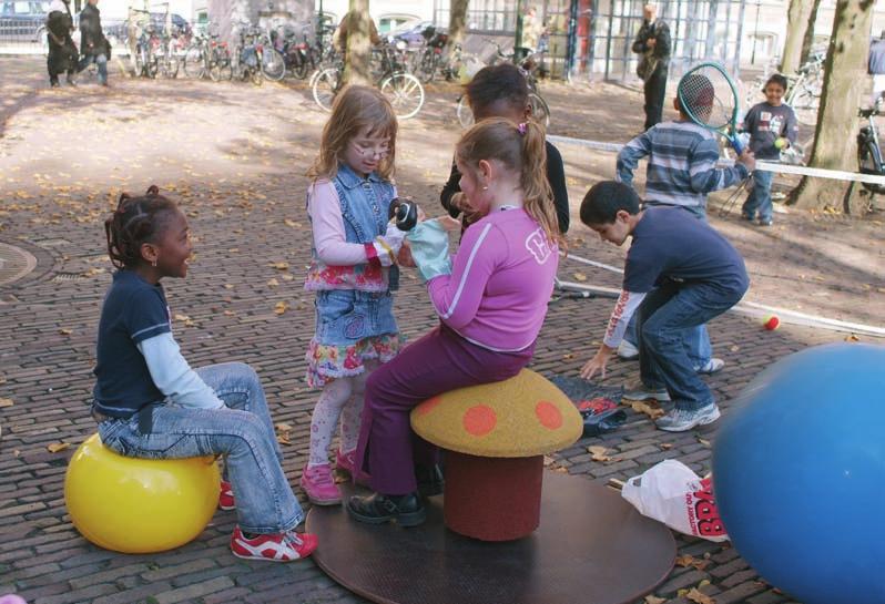 Spelen op straat; kinderen mogen er zijn vierkante meters nodig. Om voldoende ruimte te waarborgen, hebben sommige gemeenten zelf een speelruimtenorm vastgesteld.