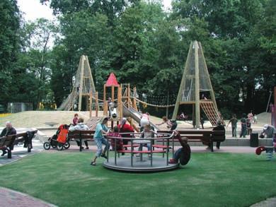 Zoals in Dordrecht Speeltuin Seven Oaks De gemeente Dordrecht deed een jaar na de aanleg van speeltuin Seven Oaks een evaluatieonderzoek onder de jeugd. De vragen: Hoe oud ben je?