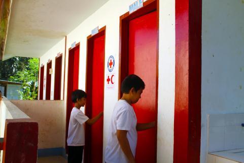 Leerlingen van de Filippijnse Canitoan basisschool maken nu gebruikvan toiletten én kunnen daarna hun handen wassen.