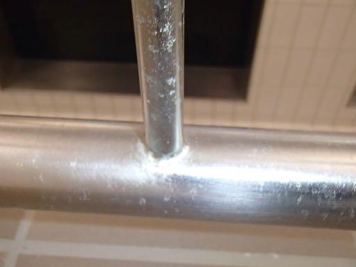 De rvs schroeven hebben weinig of geen corrosie. Foto 6. Op de foto is goed te zien dat de las van het rvs hekwerk niet goed is doorgelast en er dus onmiddelijk veel corrosie onstaat (spleetcorrosie).