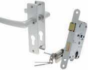 Sloten Standaard CILINDERSLOT MET GARNITUUR NEMEF deurkrukken (blokmodel) met kortschilden, verzinkte sluitplaat, houtschroeven en patentboutjes. Doornmaat 50 mm. Voorplaat gelakt.