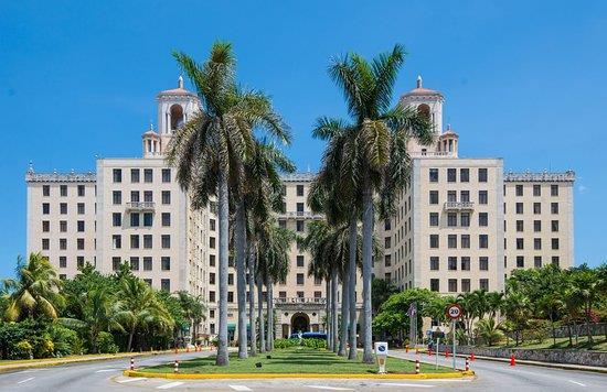 Het Hotel Nacional de Cuba is een historisch en luxe hotel en ligt aan de Malecón in het midden van Vedado in Havana.