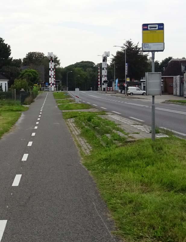 Een onderdoorgang (lage, open tunnel Kruispunt Vriezerbrug met uitzicht op hotel De Vriezerbrug in water aan de kanaaloever) volgens de standaard (beeldkwaliteits) principes vormt een oplossing.