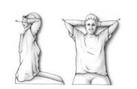 (oefening 5) Uw handen achter uw oren tegen uw achterhoofd leggen en vervolgens uw vingers ineen strengelen.