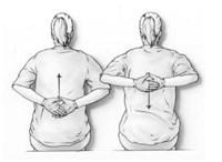 (oefening 7) Leg uw handen zo laag mogelijk op uw rug en schuif ze langs uw rug naar boven.