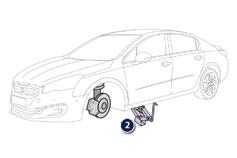 Praktische informatie Monteren van het wiel Bevestiging van het noodreservewiel Indien uw auto is voorzien van lichtmetalen velgen is het normaal dat bij het monteren van het noodreservewiel de