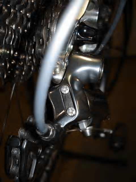 1) De achterderailleur : Het is met shimano afgebeeld maar voor campa gelden dezelfde regels!