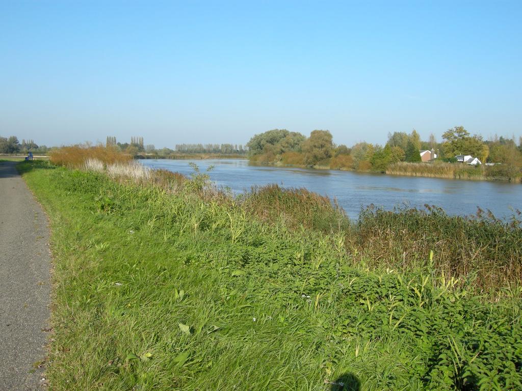 De 3 Scheldes De Schelde is op te delen in drie zones. Vanaf haar bron tot de getijdensluis van Merelbeke, nabij Gent, wordt ze de Boven-Schelde (1) genoemd.