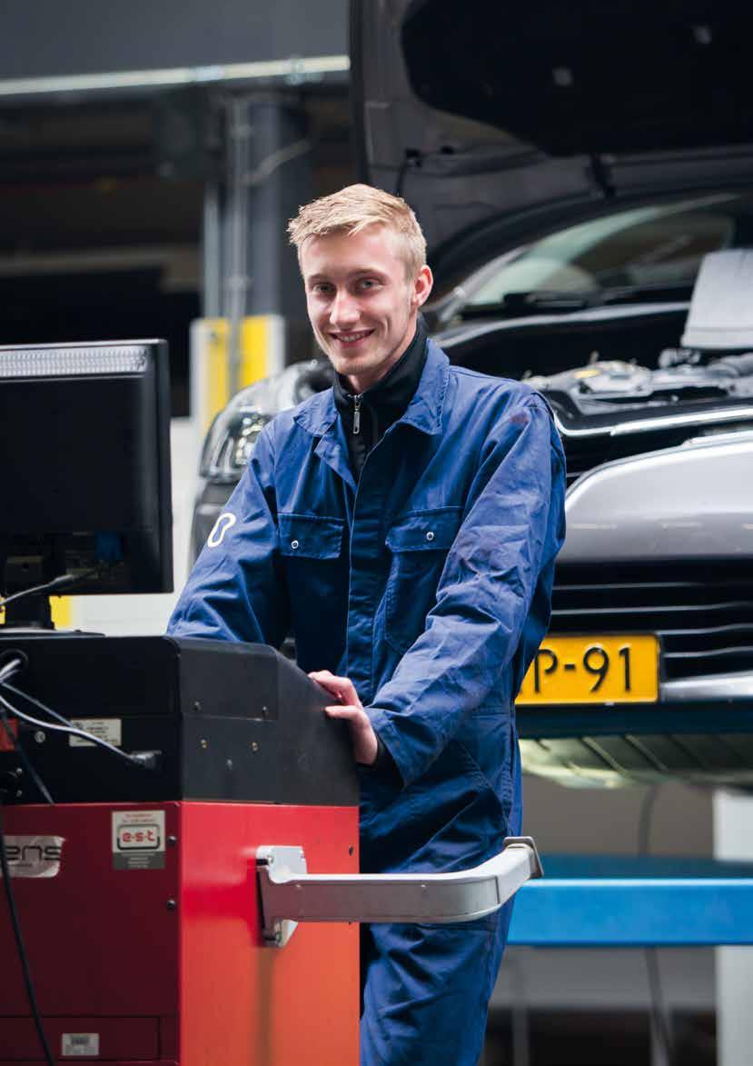 JE WERKT BIJ GARAGE MBO AMERSFOORT AAN AUTO S VAN KLANTEN Een collega met