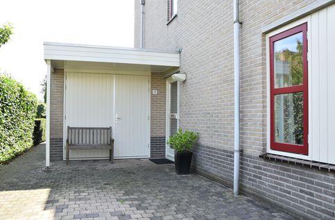 INDELING Begane grond: Hal, meterkast en toiletruimte. Schitterende woonkamer met plavuizenvloer met vloerverwarming.