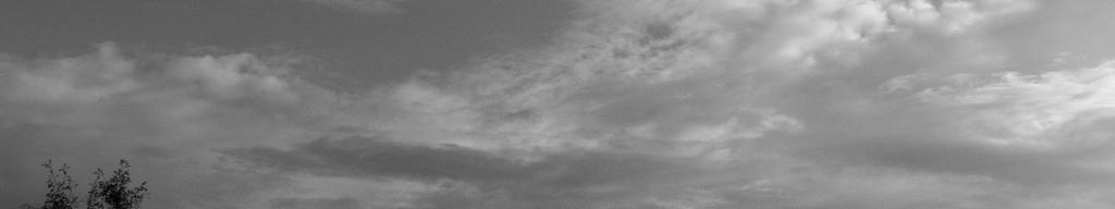 De wolken bestaan uit (onderkoelde) waterdruppeltjes. Wanneer de zon of maan er doorheen schijnt zijn vaak irisaties te zien.