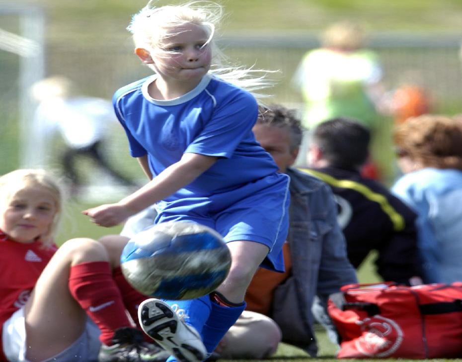 1. Inleiding Vrouwenvoetbal is in. Meer en meer vrouwen hebben zich de afgelopen jaren aangesloten bij een vereniging; het ledental is bij de KNVB daarom flink toegenomen.