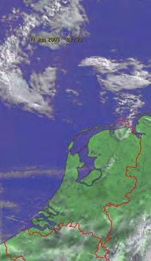 Nederland is in de ochtend vrijwel onbewolkt (figuur links, ca. 06.30 u zomertijd). In de loop van de dag ontstaan stapelwolken (midden, ca 15.
