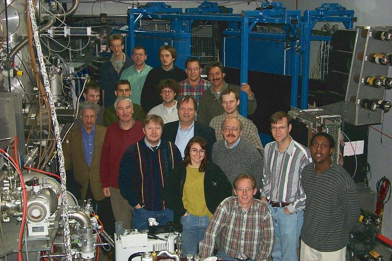 Ladingsverdeling van het neutron n= p p + Experiment n p 0 +... - 720 MeV elektronen - elektronpolarisatie 0.