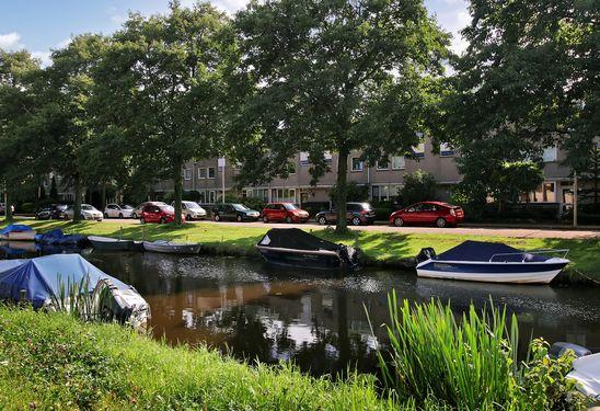 Op de begane grond bevindt zich naast de ruime woon-/eetkamer ook nog eens de moderne open keuken waar u heerlijke maaltijden voor vrienden en familie kunt bereiden.