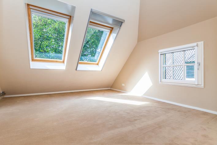 Slaapkamer III is eveneens voorzien van vloerbedekking, stucwerk wanden, een stucwerk plafond, extra bergruimte onder de dakschuinte en 2 Velux dakvensters,