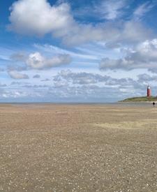 15o C, maar meestal is het er rond de 20o C. Daardoor hebben de Canarische Eilanden vaak lenteachtig weer. Vraag Zoek op internet naar de sirocco of calima.