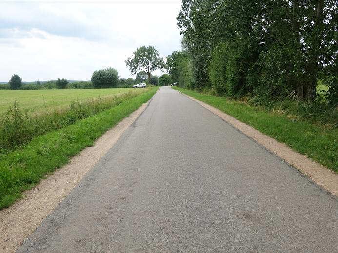 Ontsluiting: Het perceel is goed ontsloten naar de openbare weg (Plezenburgsestraat), via twee dammen in de beide hoeken van het perceel.