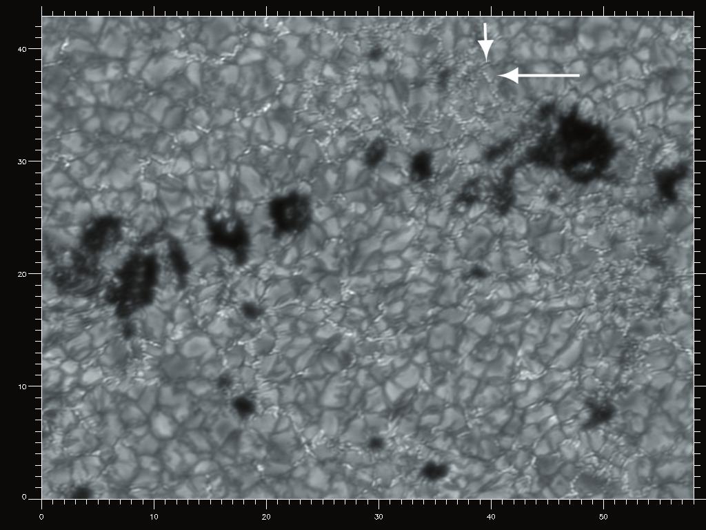 51 UT, veroorzaakte de groep een zonnevlam, de grootste in 25 jaar. G-band opname van vlekkengroep AR8700 op 19 september 1999. De schalen langs de assen geven de schaal in boogseconden.