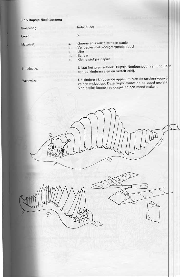 het prentenboek 'Rupsje Nooitgenoeg' van Eric Carle aan de kinderen zien en vertelt erbij.