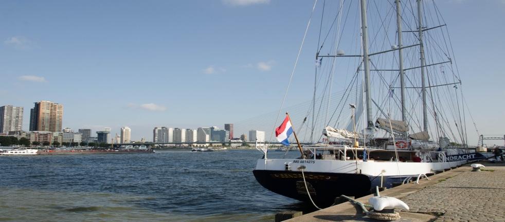 Ooit afgevraagd hoe een imposant zeilschip van 60 meter lang en 13 meter breed, veilig van A naar B komt op open zee?! Het antwoord is lef, zelfvertrouwen en TEAMWORK.