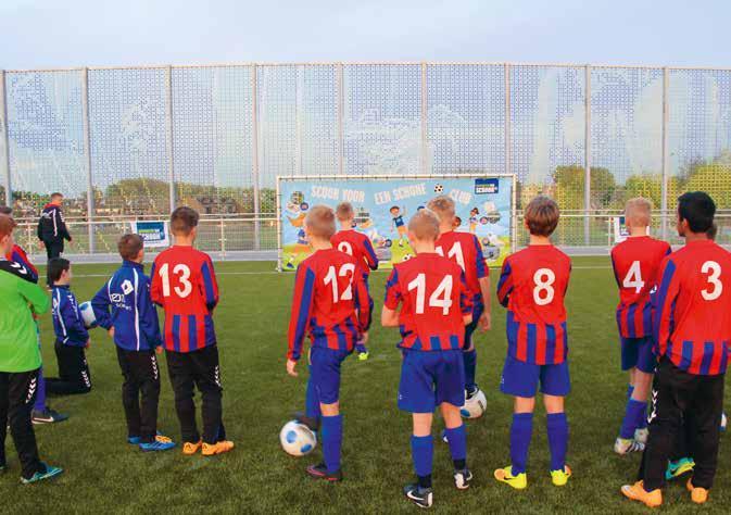 Jonge voetballers prikken en scoren tijdens Cleaning Up in Schiedam Natuur & Milieu