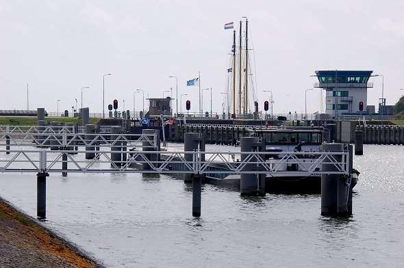 Sluis bij Kornwerderzand foto Ageeth van