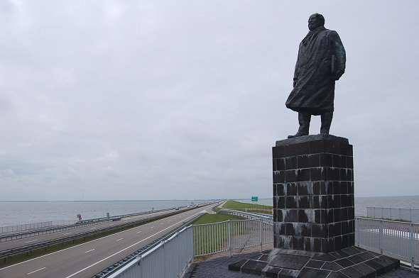 Parkeerplaats bij Dudok-monument