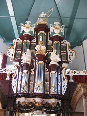 Het orgel Het op de westelijke gaanderij geplaatste orgel heeft grote monumentale waarde.