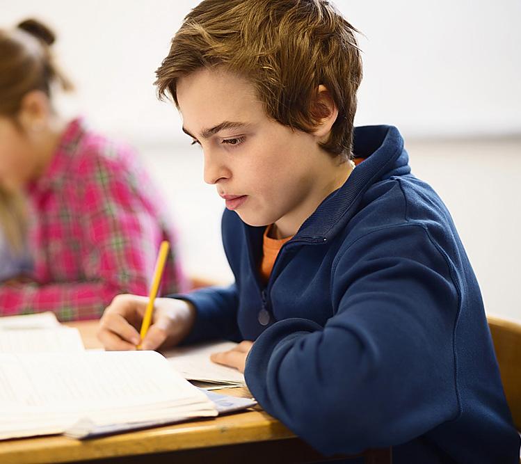 Uit meerdere onderzoeken blijkt dat op de scholen in Nederland relatief veel leerlingen blijven zitten.