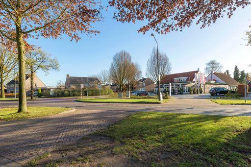 Ruime oprit links en rechts van het huis met carport aan beide zijden, geschikt voor meerdere auto s. Heeft u een woning in te ruilen is dit bespreekbaar.