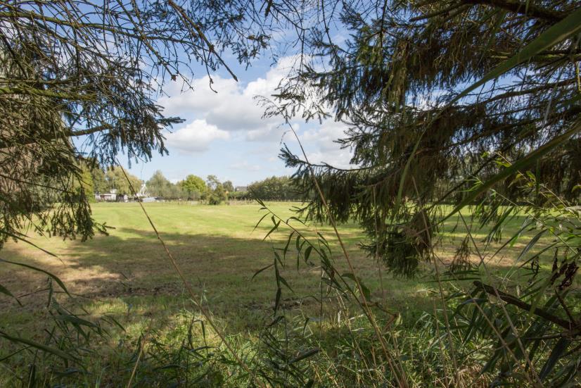 Daarnaast bevindt zich een separate berging met openslaande deuren ten behoeve van de zwembadapparatuur.