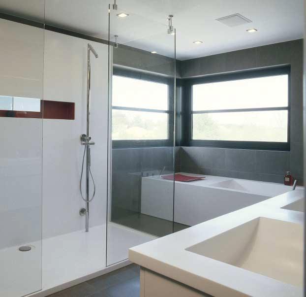 In deze hedendaagse badkamer creëren een eenvoudige vormgeving en sobere tinten een aangename sfeer.
