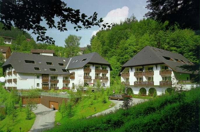 In ongeveer 850 boven zeeniveau het kuuroord van jaren / Schwarzwald - het hotel is gelegen absoluut rustige locatie de buurt van het bos De hoogste waterval van Duitsland, zijn er slechts een paar