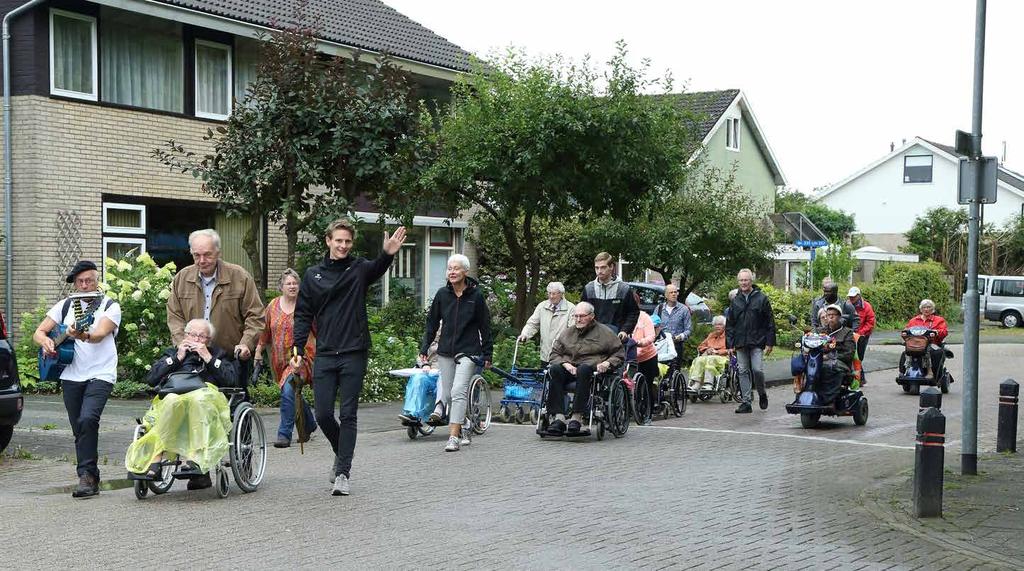 Foto: René Legerstee Wandelen en buurtbakkie: doet u mee? Bent u op dinsdagochtend wel eens in Assen- Oost? Dan kunt u ze zomaar tegenkomen: een flinke groep oudere wandelaars.