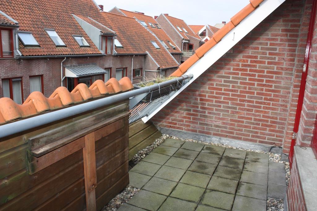 Deze maisonnette woning is gelegen op de 2e, 3e en 4e verdieping van een leuk en gezellig complex met een actieve VvE, met mooie binnentuin en garage