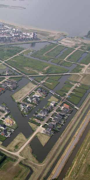 Rotterdam geeft u de ruimte In Waterwijk komen ruim 400 woningen, waarvan 330 op vrije, ruime in het water gelegen kavels. Ze worden gerealiseerd door de bewoners zelf.