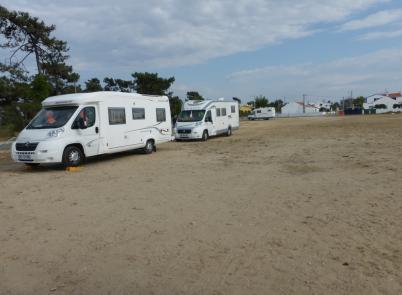 Camperplaats prijs gratis Betaalwijze Ondergrond Grind/zand Huisdieren