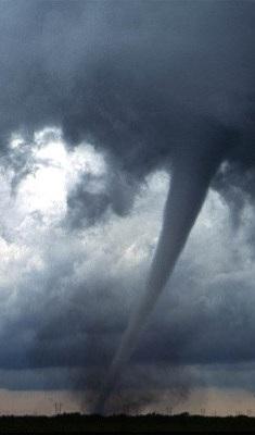 Orkaan en tornado Bestudeer uit de Kennisbank de pagina's 5 en 6 over orkanen (hurricanes) en tornado's.