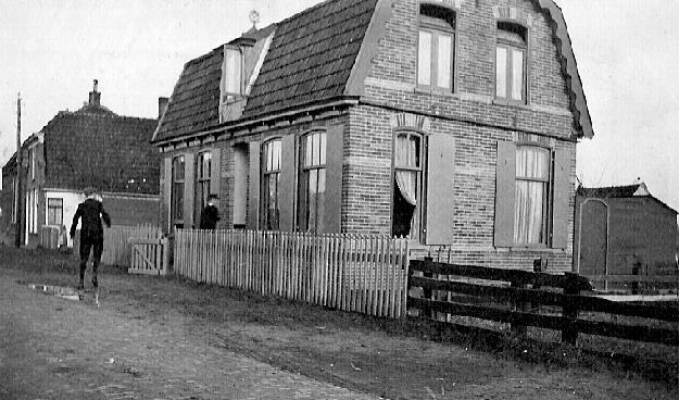 Het huis van de familie de Booy te Koog,Texel 7 jan Vertrekken naar Amsterdam te Helder koffiedrinken bij de Gooszens. Ottie en Mary zijn mooie aardige meisjes geworden.